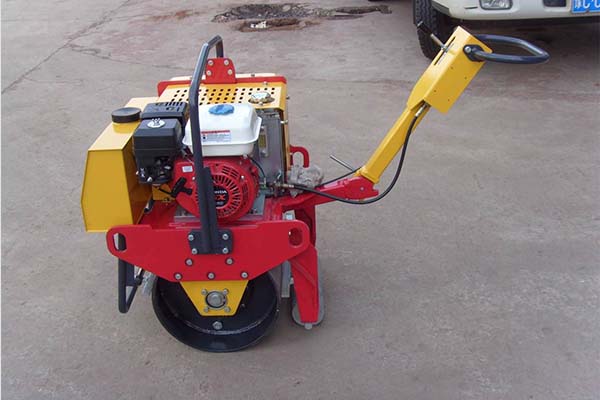 小型<a href='http://www.bjlqt.cn' target='_blank'>壓路機</a>