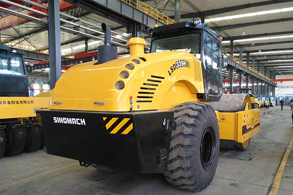 大型<a href='http://www.bjlqt.cn' target='_blank'>壓路機</a>